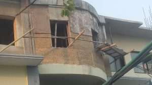 Casting the curved section of the hempcrete wall.